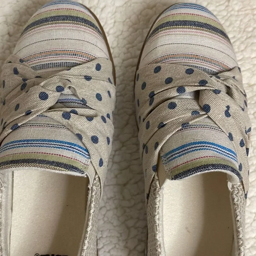 The‎ Original MUK LUKS Womens Beige Casual Flats NWOT. Size 7